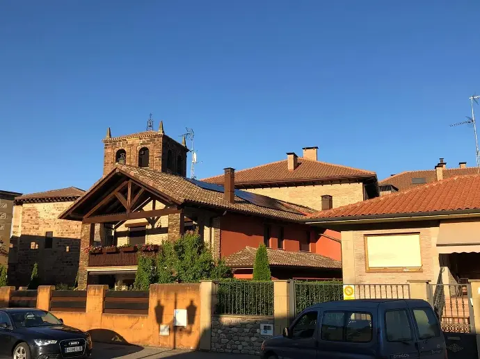 Pueblo rural; de fondo se aprecia un poco del campanario de la iglesia del municipio