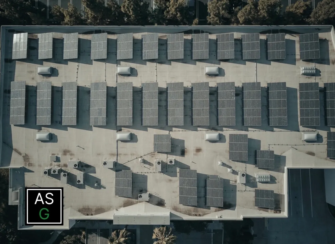 Azotea de un edificio llena de placas solares.