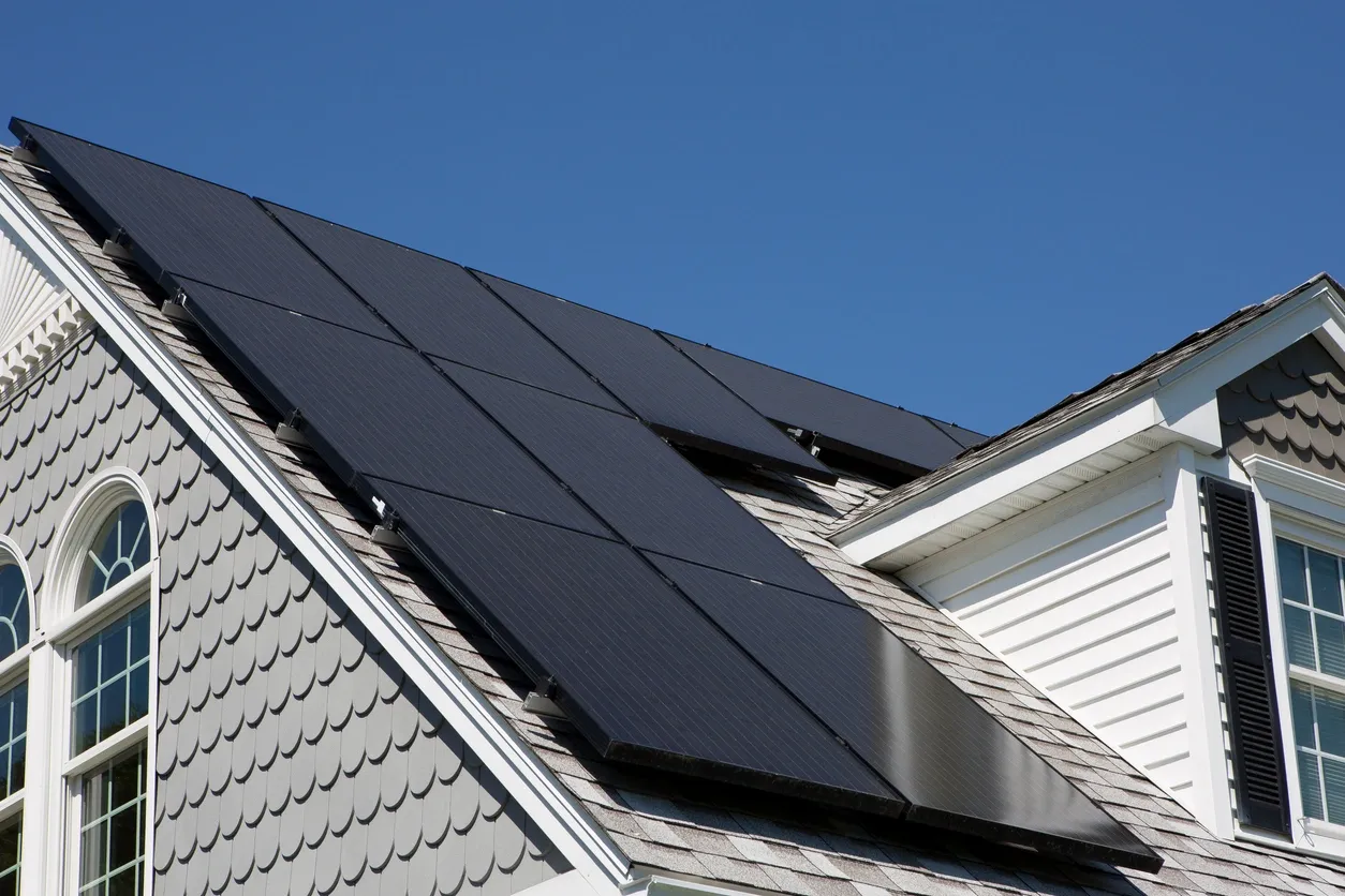 Tejado de una casa unifamiliar con placas solares.