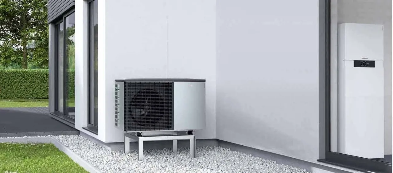 Máquina de aire en el exterior de una casa con jardin.