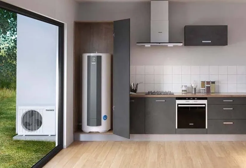 Cocina con máquina de aerotermia.
