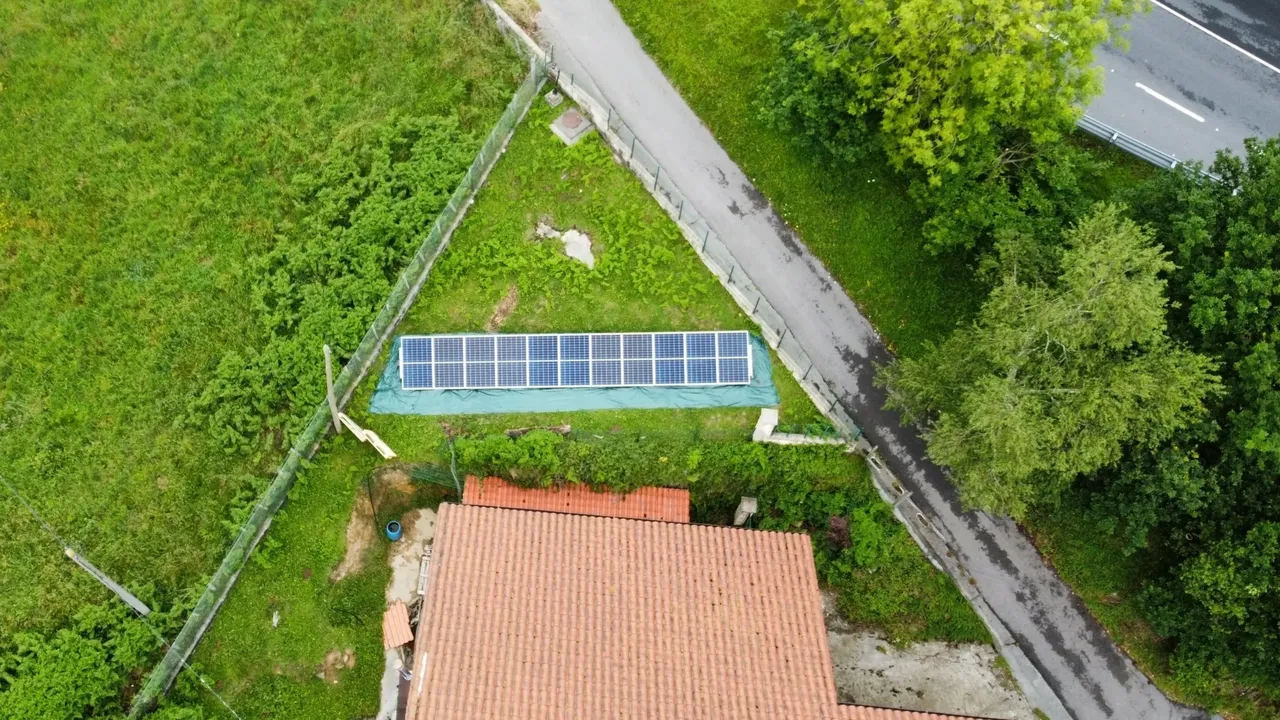 Casa de campo tiene placas solares en un jardín lateral.