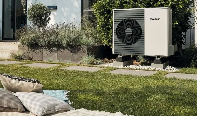 Máquina de aerotermia en el exterior de una casa.