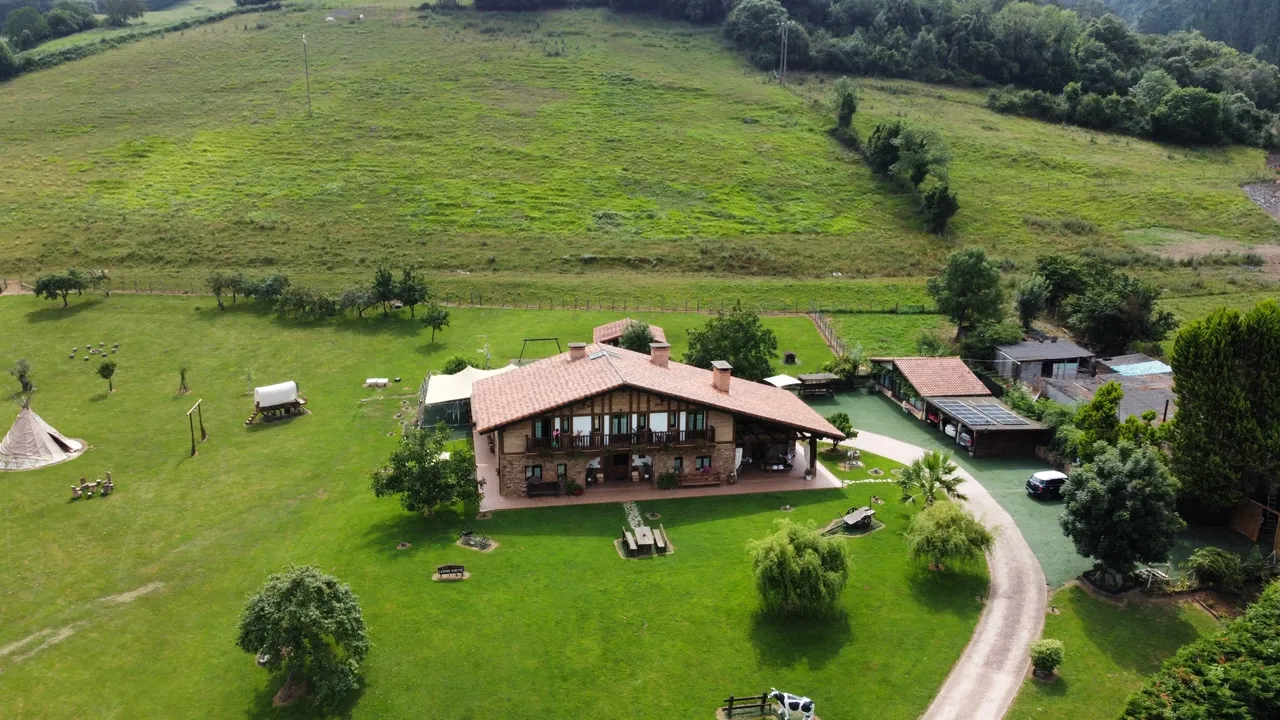 Vista aérea de una casa en el campo.