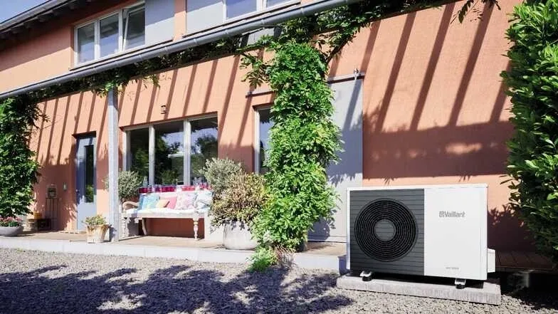 Máquina de aerotermia en el exterior de una casa.