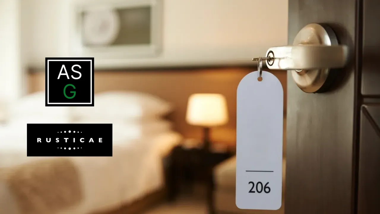 Puerta entreabierta de una habitación de hotel. Alianza ASG y Rusticae