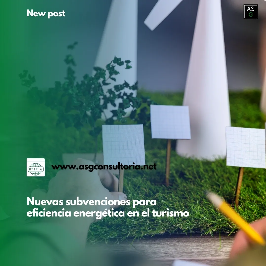 Una mano pone en una maqueta de molinos de viento y placas solares una placa solar.