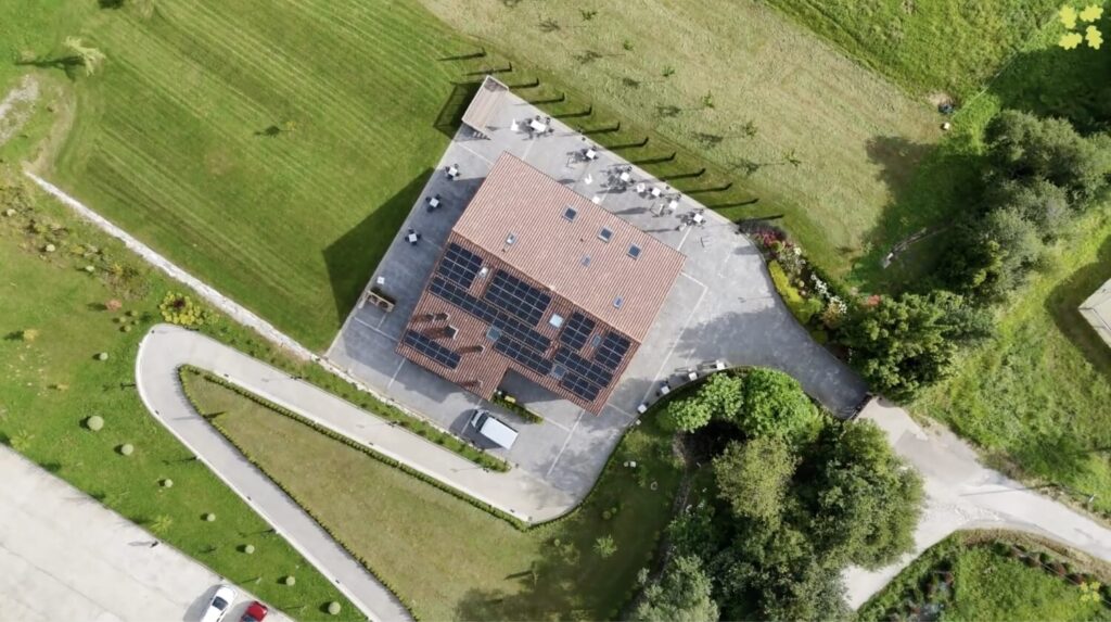 Vista área de un hotel en el campo con placas solares en el tejado