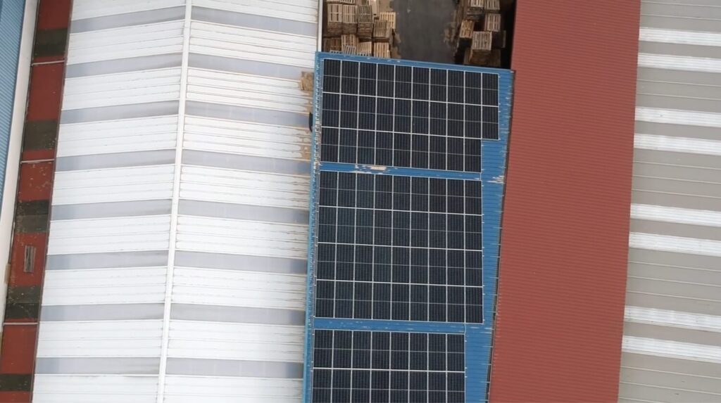 Placas solares en el tejado de chapa de una nave industrial